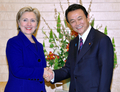 都内の首相官邸で来日中のヒラリー・クリントン（Hillary Clinton）米国務長官（左）を出迎える麻生太郎（Taro Aso）首相（2009年2月17日撮影）。(c)AFP/Toru YAMANAKA
