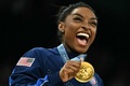 パリ五輪、体操女子団体決勝。表彰式で金メダル獲得を喜ぶ米国のシモーネ・バイルス（2024年7月30日撮影）。(c)Lionel BONAVENTURE/ AFP