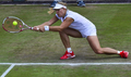 ロンドン五輪は1日、ウィンブルドン（Wimbledon）でテニスの女子シングルス3回戦が行われ、大会第7シードのアンジェリーク・クルベール（Angelique Kerber）が7-6、7-6で米国のヴィーナス・ウィリアムス（Venus Williams）を下し、準々決勝に進出した。

リターンを打つアンジェリーク・クルベール（2012年8月1日撮影）。(c)AFP/Luis Acosta
