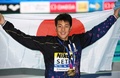 第18回世界水泳選手権、競泳男子200メートル個人メドレー決勝。表彰式で日の丸を手にする瀬戸大也（2019年7月25日撮影）。(c)Oli SCARFF / AFP