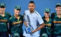 テニス、ブリスベン国際、男子シングルス決勝で優勝を飾り、ボールボーイとボールガールとともにポーズをとるニック・キリオス（2018年1月7日撮影）。(c)AFP/Saeed KHAN