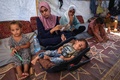 パレスチナ自治区ガザ地区中部デイルアルバラフの避難民キャンプで眠るポリオ感染者の少年（2024年8月27日撮影）。(c)Eyad BABA / AFP