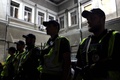 ウクライナ南部オデーサで、夜間巡回を前に打ち合わせをする警官（2023年5月25日撮影）。(c)Oleksandr GIMANOV / AFP