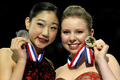 フィギュアスケート全米選手権、女子シングル・フリースケーティング（FS）。メダルを手にポーズをとる長洲未来とレイチェル・フラット。（2010年1月23日撮影）(c)AFP/Getty Images/Matthew Stockman