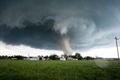 米オクラホマ州ワインウッド近郊の住宅地を襲った竜巻（2016年5月9日撮影）。(c)AFP/HANDOUT/Josh EDELSON