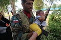 武装集団による軍事パレード襲撃が起きたイラン南西部アフワズで、子どもを搬送する兵士（2018年9月22日撮影）。(c)Mehdi Pedramkhou / various sources / AFP