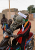 西アフリカ・マリに軍事介入した仏軍とマリ政府軍は28日、世界遺産都市トンブクトゥ（Timbuktu）を10か月にわたって実効支配していたイスラム武装勢力から奪還した。トンブクトゥ入りした両軍は、解放された住民の歓迎を受けた。

イスラム武装勢力掃討のため北進していた両軍は26日、北部主要都市ガオ（Gao）を制圧。28日にはガオとトンブクトゥ間の全域を奪還した。イスラム武装勢力から奪還されていない都市は、首都バマコ（Bamako）北東1500キロに位置するキダル（Kidal）のみとなった。

国際社会から同地域への経済支援も届き始めている。日本政府は29日、邦人が犠牲となったアルジェリア天然ガス施設での人質事件を受け、マリを含む西アフリカ・サハラ砂漠南縁の安定化支援として1億2000万ドル（約110億円）の拠出を表明した。

写真はトンブクトゥ市内で、「（フランスの）オランド大統領、ありがとう」と書かれたメッセージを持たせた軍服姿の人形をオートバイに乗せた男性（2013年1月28日撮影）。(c)AFP/ERIC FEFERBERG
