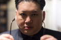 中国・香港にある自身のスタジオで写真撮影に応じる金正恩（キム・ジョンウン）朝鮮労働党委員長のそっくりさんのハワードXさん（2018年6月7日撮影）。(c)AFP/Anthony WALLACE