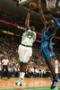 08-09NBA東カンファレンスプレーオフ準決勝、ボストン・セルティックス（%%Boston Celtics%%）対オーランド・マジック（%%Orlando Magic%%）第7戦。試合はマジックが101-82でセルティックスを下し、対戦成績を4勝3敗としてカンファレンス決勝に進出した。写真はマジックのドワイト・ハワード（%%Dwight Howard%%）の上から得点を狙うセルティックスのケンドリック・パーキンス（%%Kendrick Perkins%%）。（2009年5月17日撮影）(c)AFP/Getty Images/NBAE/Nathaniel S. Butler