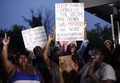 米ミズーリ（Missouri）州ファーガソン（Ferguson）で警官が黒人のマイケル・ブラウン（Michael Brown）さんを射殺したことに抗議する人たち（2014年8月15日撮影）。(c)AFP/Joshua LOTT