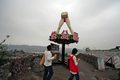 中国南部の重慶（Chongqing）で建設が進む、同国初となる「性」を題材としたテーマパーク「Love Land（ラブランド）」を見る人（2009年5月15日撮影）。(c)AFP