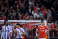 サッカーヨーロッパリーグ、決勝トーナメントプレーオフ第1戦、ベンフィカ対トゥールーズ。ゴールを決めて喜ぶベンフィカのアンヘル・ファビアン・ディ・マリア（右、2024年2月15日撮影）。(c)PATRICIA DE MELO MOREIRA / AFP