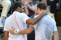 テニス、ウィンブルドン選手権（The Championships Wimbledon 2012）は6日、男子シングルス準決勝が行われ、大会第4シードのアンディ・マレー（Andy Murray、英国）は6-3、6-4、3-6、7-5で大会第5シードのジョーウィルフリード・ツォンガ（Jo-Wilfried Tsonga、フランス）を下し、英国人選手としては74年ぶりの決勝進出を果たした。

試合後に健闘を称えあうジョーウィルフリード・ツォンガとアンディ・マレー（2012年7月6日撮影）。(c)AFP/LEON NEAL