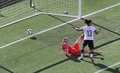 女子サッカーW杯カナダ大会・決勝トーナメント1回戦、ドイツ対スウェーデン。スウェーデンのGKヘドヴィグ・リンダール（赤）をかわし得点したドイツのセリア・シャシッチ（2015年6月20日撮影）。(c)AFP/Getty Images/Jana Chytilova