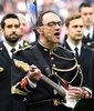 仏パリ郊外サンドニのスタジアム「スタッド・ド・フランス」で、英襲撃事件の犠牲者追悼のため英バンド「オアシス」の曲「ドント・ルック・バック・イン・アンガー」を演奏するフランス共和国親衛隊軍楽隊のジャンミシェル・ムキルさん（2017年6月13日撮影）。(c)AFP/FRANCK FIFE