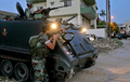 2007年6月9日、東部ベカー高原（%%Bekaa Valley%%）のBar Elias村で、家宅捜査と武器の押収が行われる中、警備に当たるレバノン政府軍の兵士たち。(c)AFP/HASSAN JARAH