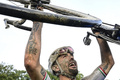 自転車ロードレース、パリ～ルーベ。優勝を喜ぶバーレーン・ヴィクトリアスのソニー・コルブレッリ（2021年10月3日撮影）。(c)Bernard PAPON / POOL/ AFP