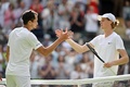 テニス、ウィンブルドン選手権、男子シングルス4回戦。試合を終え、握手を交わすヤニック・シナー（右）とダニエル・エライ・ガラン（2023年7月9日撮影）。(c)Glyn KIRK / AFP