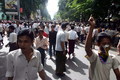 2007年9月28日、ヤンゴン（Yangon）市内繁華街で反軍事政権スローガンを叫びながら行進するデモ隊。(c)AFP