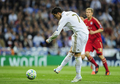 サッカー欧州チャンピオンズリーグ2011-12（UEFA Champions League 2011-12）は25日、準決勝第2戦が行われ、バイエルン・ミュンヘン（Bayern Munich）が2試合合計スコアを3-3として迎えたペナルティーキック（PK）戦でレアル・マドリード（Real Madrid）に3-1で勝利し、決勝進出を決めた。

前半14分に追加点を決めるレアル・マドリードのクリスティアーノ・ロナウド（Cristiano Ronaldo、2012年4月25日撮影）。(c)AFP/JAVIER SORIANO