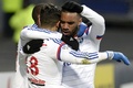 14-15フランス・リーグ1第26節、オリンピック・リヨン対ナント。得点を喜び合うオリンピック・リヨンの選手（2015年2月22日撮影）。(c)AFP/JEAN-PHILIPPE KSIAZEK