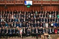 英議会で、ウクライナのウォロディミル・ゼレンスキー大統領の演説を聞く議員ら。英議会提供（2022年3月8日撮影、提供）。 (c)JESSICA TAYLOR / UK PARLIAMENT / AFP