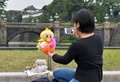 ぬいぐるみの「東京ツアー」中に写真を撮影する、旅行代理店「ウナギトラベル」の代表、東園絵（Sonoe Azuma）さん（2013年10月4日撮影）。(c)AFP/KAZUHIRO NOGI