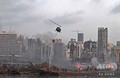 【写真特集】レバノン首都の大規模爆発 現場の様子 レバノン・ベイルートの港湾地区で起きた爆発の現場で、消火活動に当たるヘリコプター(2020年8月4日撮影)。(c)AFP