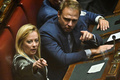 イタリアのジョルジャ・メローニ首相（左）とフランチェスコ・ロッロブリージダ農業・食料・森林政策相（2022年10月14日撮影）。(c)Alberto PIZZOLI / AFP