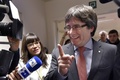 ベルギー・ブリュッセルで、スペイン北東部カタルーニャ自治州議会選の開票結果を受けて笑顔を見せる独立派のカルレス・プチデモン前自治州首相（2017年12月21日撮影）。(c)AFP PHOTO / JOHN THYS