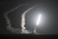 ペルシャ湾に展開する米海軍のミサイル巡洋艦「フィリピン・シー（USS Philippine Sea）」から発射された巡航ミサイル「トマホーク（Tomahawk）」（2014年9月23日撮影）。(c)AFP/HANDOUT/US NAVY/ERIC GARST