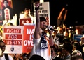 東京の国会議事堂前で、衆議院平和安全法制特別委員会が可決した安全保障関連法案に抗議するデモに参加した市民団体のメンバー（2015年7月15日撮影）。(c)AFP/Yoshikazu TSUNO