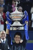 男子テニス、バルセロナ・オープン、シングルス決勝。トロフィーを掲げる錦織圭（2015年4月26日撮影）。(c)AFP/JOSEP LAGO