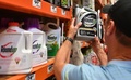 米カリフォルニア州サンラファエルで販売される除草剤ラウンドアップ（2018年7月9日撮影、資料写真）。(c)JOSH EDELSON / AFP