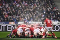 ラグビーシックスネーションズ第1節、フランス対ウェールズ。スクラムを組む両チームの選手（2019年2月1日撮影）。(c)Anne-Christine POUJOULAT / AFP