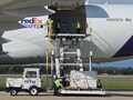 ダレス国際空港で特別機から降ろされたパンダの輸送箱（2024年10月15日撮影）。(c)Xinhua News