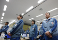 東京電力（TEPCO）は26日、福島第1原子力発電所の敷地内を報道陣に公開した。写真は重要免震棟の緊急時対策室で、細野豪志（Goshi Hosono）原発事故担当相の訓示を聞く東電従業員（2012年5月26日撮影）。(c)AFP/POOL/Tomohiro Ohsumi