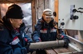 ロシアのシベリア東部ヤクーツクのメルニコフ永久凍土研究所で、永久凍土のサンプルを調べる科学者（2018年11月26日撮影）。(c)Mladen ANTONOV / AFP