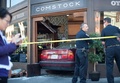米カリフォルニア（California）州サンフランシスコ（San Francisco）で、バーに突っ込んだ車（2014年9月15日撮影）。(c)AFP/JOSH EDELSON
