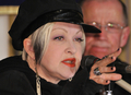 都内で会見する米歌手シンディ・ローパー（Cindi Lauper）さん。宮城県石巻市では小学校にピアノを送り、子供たちとともに桜の苗木を植えた（2012年3月12日撮影）。(c)AFP/Yoshikazu TSUNO