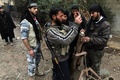 シリア北東部デリゾール（Deir Ezzor）で迫撃砲を点検する反体制派の戦闘員ら（2013年12月31日撮影、資料写真）。(c)AFP/AHMAD ABOUD