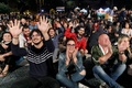 スペインのカタルーニャ自治州バルセロナの広場で、住民投票の締め切り後、開票結果を待つ人たち（2017年10月1日撮影）。(c)AFP/CESAR MANSO