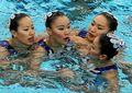 シンクロナイズドスイミング、チーム・フリールーティン決勝でチームメイトに救助される小林寛美。（2008年8月23日撮影）(c)AFP/Greg WOOD
