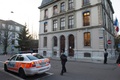 スイス・ジュネーブの仏領事館前を警備する警官（2015年12月10日撮影）。(c)AFP/Richard Juilliart