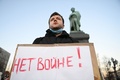ロシアの首都モスクワのプーシキン広場で、戦争反対を訴えるプラカードを手にした男性（2022年2月24日撮影）。(c)Kirill KUDRYAVTSEV / AFP