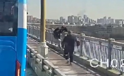 中国でバスの運転手が南京長江大橋で自殺しようとした男性を救う