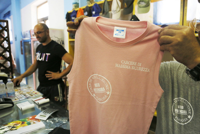 ホテルの従業員は受刑者たち、伊ピアノーザ島の取り組み