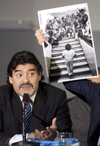 マラドーナ氏、税金未納問題で会見