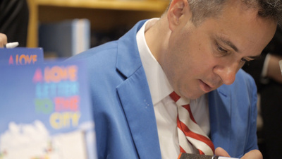 ＜動画＞『BOOKMARC』でスティーブン・パワーズのサイン会開催