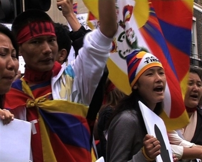 【動画】北京五輪の開幕日に、世界各地で抗議行動